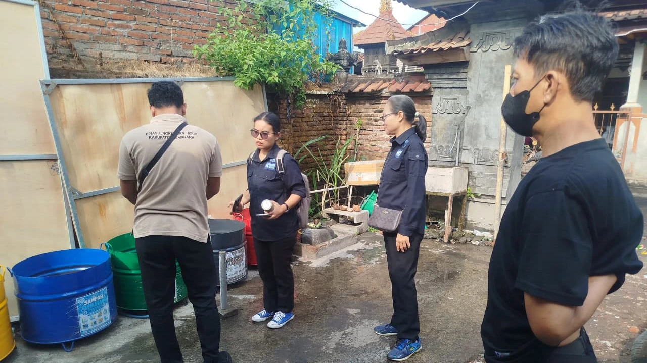 DLHPKP Jembrana Laksanakan Pengawasan Penaatan Lingkungan Hidup Pengelolaan Sampah di Swalayan Rahayu