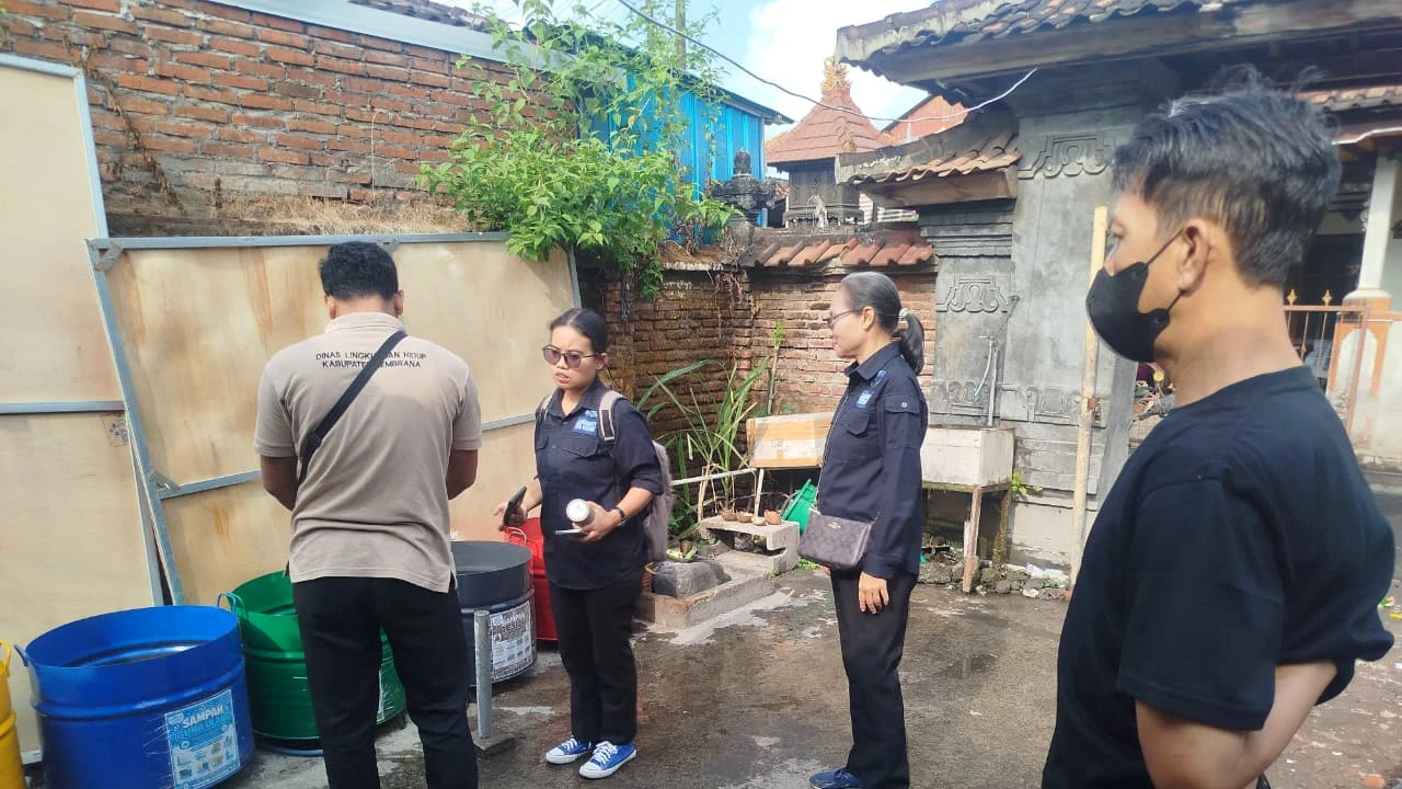 DLHPKP Jembrana Laksanakan Pengawasan Penaatan Lingkungan Hidup Pengelolaan Sampah di Swalayan Rahayu