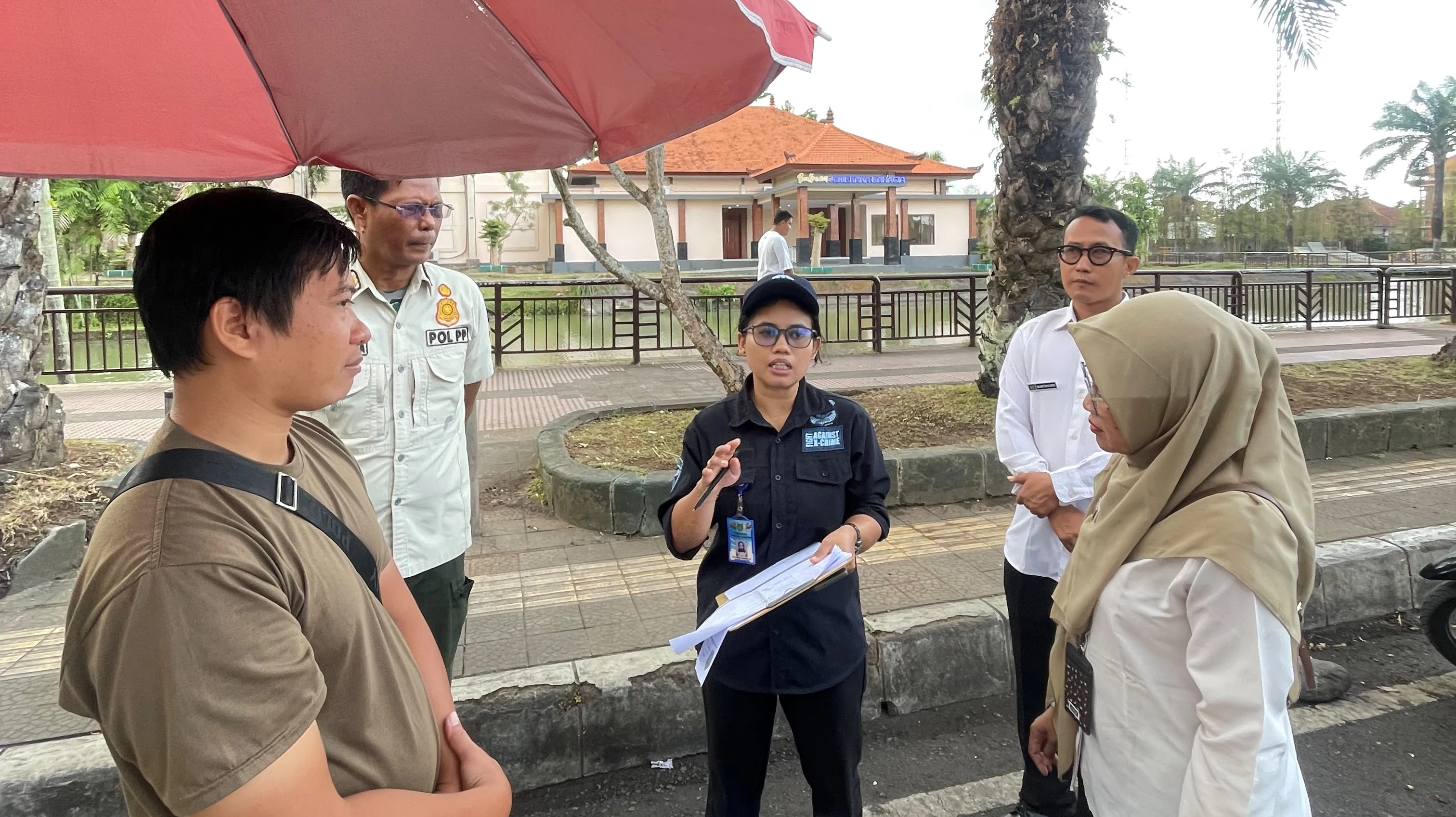 DLHPKP Jembrana Lakukan Pembinaan dan Pemantauan Pengelolaan Sampah Pedagang Kaki Lima di Jalan Hasanudin Dauhwaru