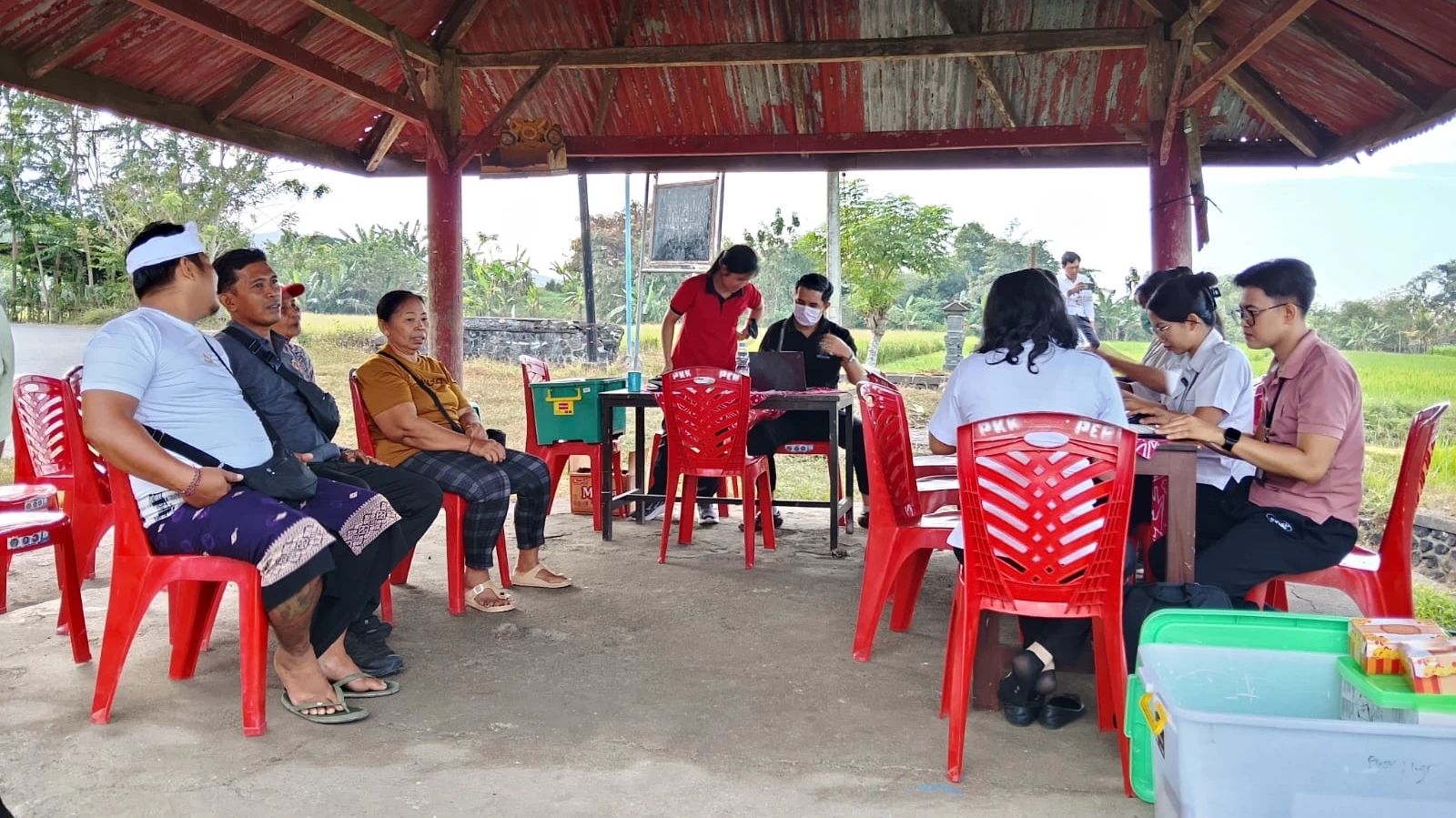 Wujudkan Masyarakat Sehat, DLHPKP Kabupaten Jembrana Gelar Layanan Kesehatan di Lingkungan TPA Peh