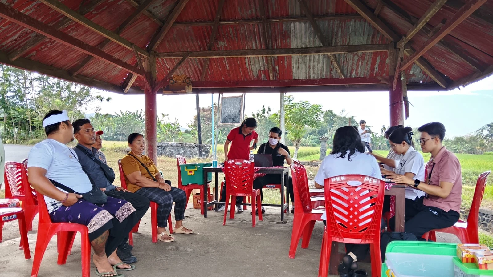 Wujudkan Masyarakat Sehat, DLHPKP Kabupaten Jembrana Gelar Layanan Kesehatan di Lingkungan TPA Peh