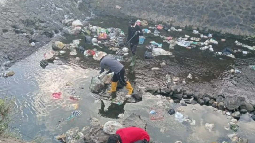 Turun ke Sungai, DLHPKP Jembrana Sisir Sampah Liar dan Perkuat Pengawasan dengan KSM