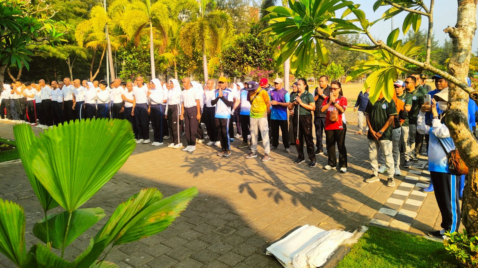 Aksi Bersih Bersama Kegiatan ASRI di Politeknik Kelautan dan Perikanan Jembrana