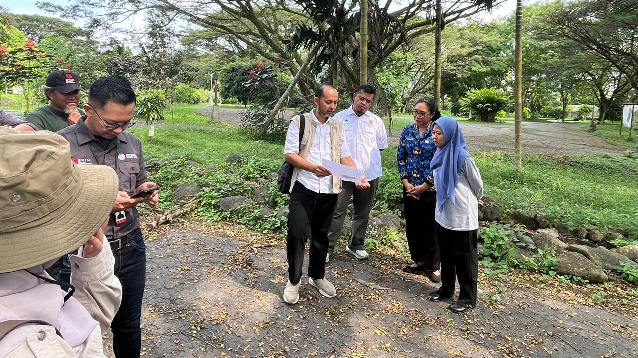 Sinergi Riset Nasional: Kebun Raya Jagatnatha Jembrana Menjadi Lokasi Penelitian Lontar Usada oleh BRIN